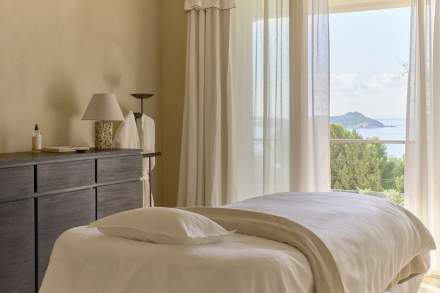 Hotel and Restaurants on the Giens Peninsula, opposite Porquerolles Le Provencal