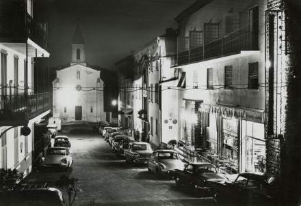 Rue de Giens illuminée par la lumière d’un lampadaire dans la nuit.