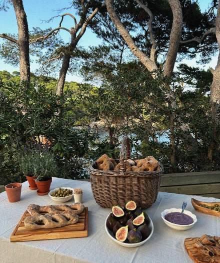 Table extérieure dressée Le Provençal Hotel Giens. 