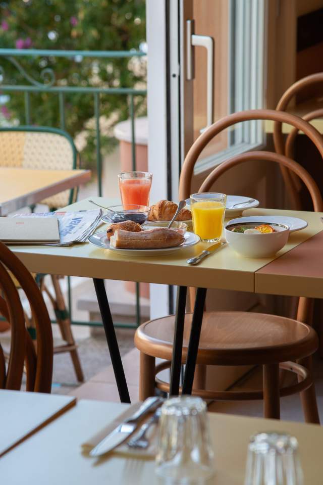 petit-déjeuner continental de la brasserie hotel le provençal 