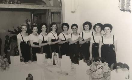Femmes devant le provençal hotel photo historique 