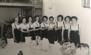Femmes devant le provençal hotel photo historique 