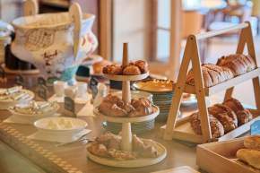 un buffet brunch de patissserie et de cake salé au restaurant la rascasse 