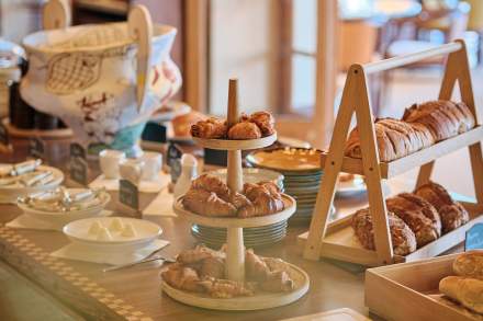 un buffet brunch de patissserie et de cake salé au restaurant la rascasse