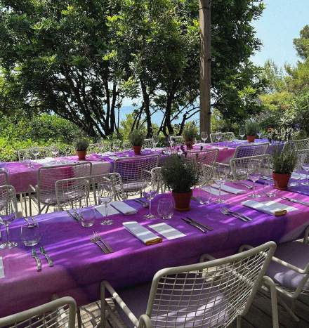Table extérieure dressée Le Provençal Hotel Giens. 